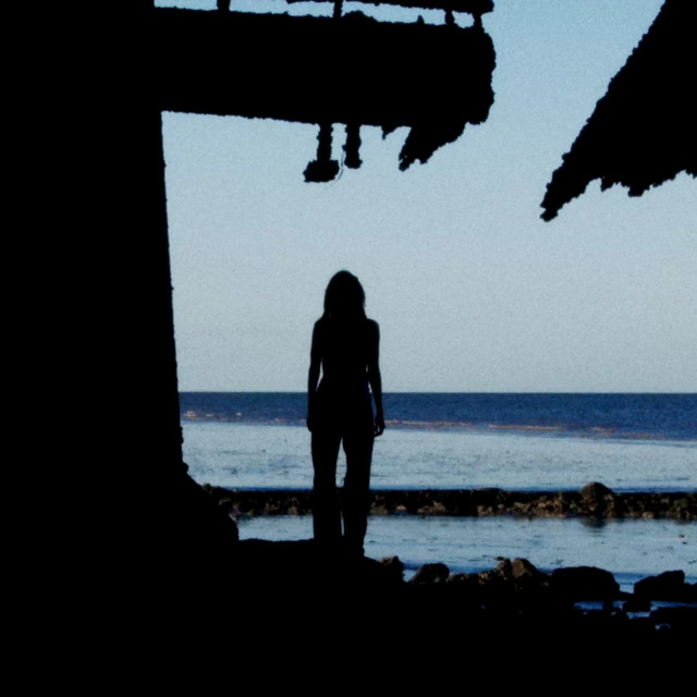 nieveella_standingonapaneofglass